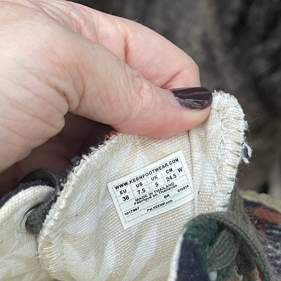 Keen woman’s sneakers - size 7.5 M - Picture 4 of 4